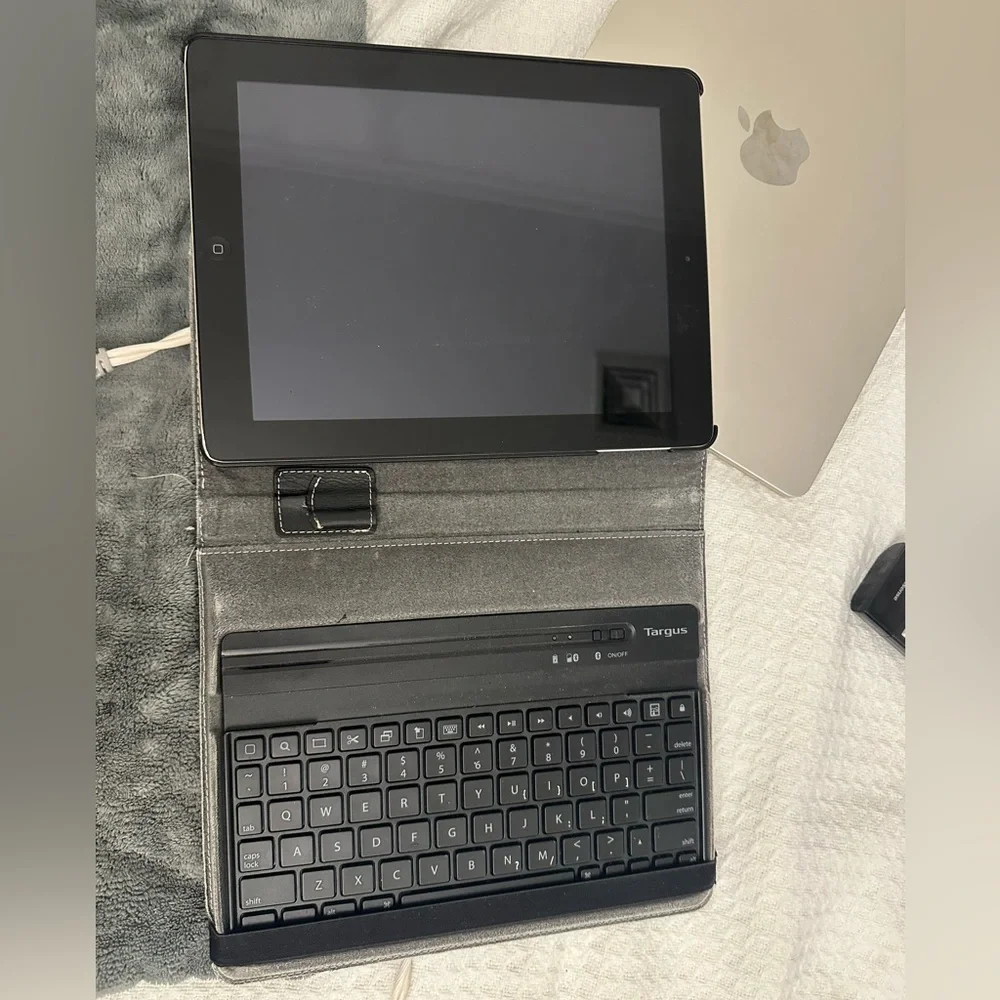 iPad 4th Generation (Wi-Fi) with case